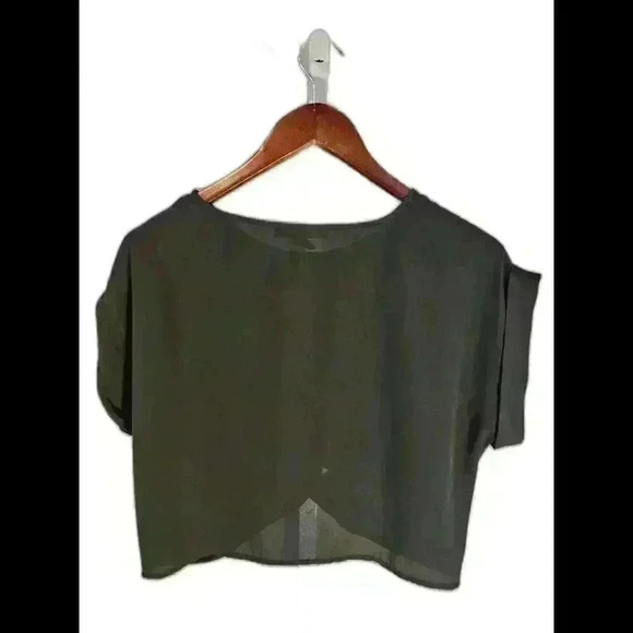 Women's Knotted Crop Top - Stylish Short Sleeve Blouse - Picture 2 of 3